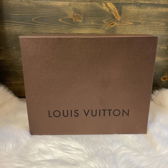 Authentic Louis Vuitton Monogram Canvas Artsy MM Shoulder Bag - Picture 13 of 17